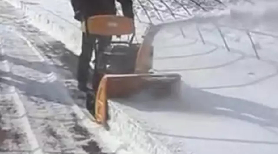 抛雪机清除积雪